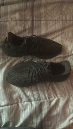 Yeezys  size 12 can feet size 11 foot