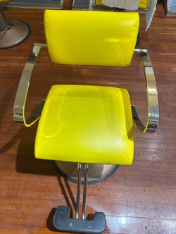 Hydraulic chair that spins