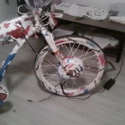 Electric Or Manual Bike Goes 18-22 Mph Range Of 15 Miles Or More Has Power And Always Change The Tire To Another Bike / Beach Cruiser ,Three - Wheeler