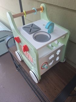 Plan Toys toddlers walker / play kitchen center