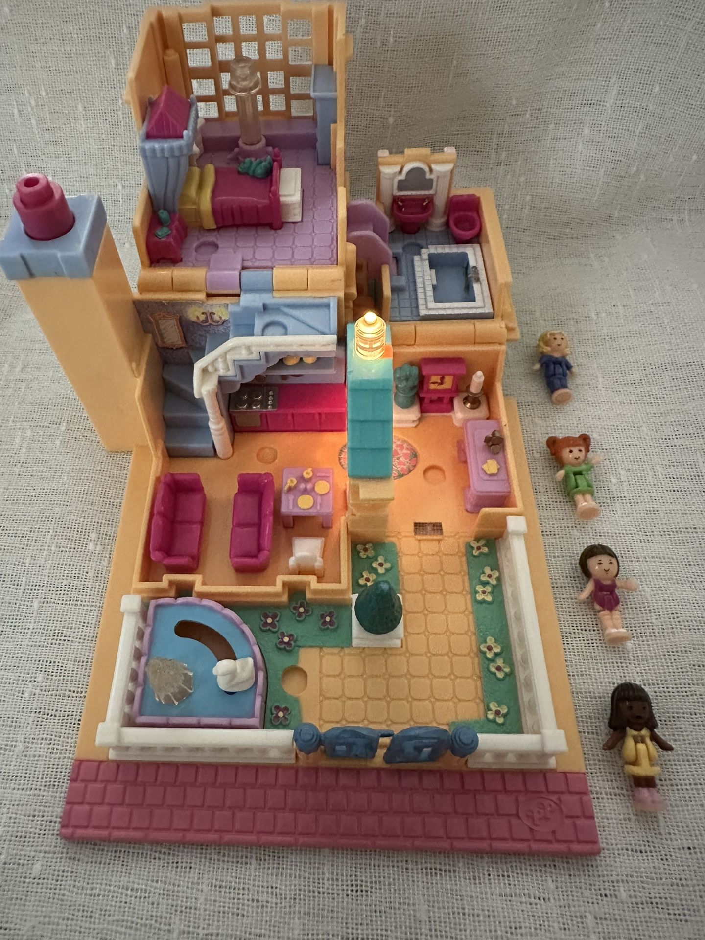 1994 Polly Pocket Light-Up Hotel