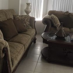 LIKE NEW 8-Piece Couch Loveseat 6x Pillows Set
