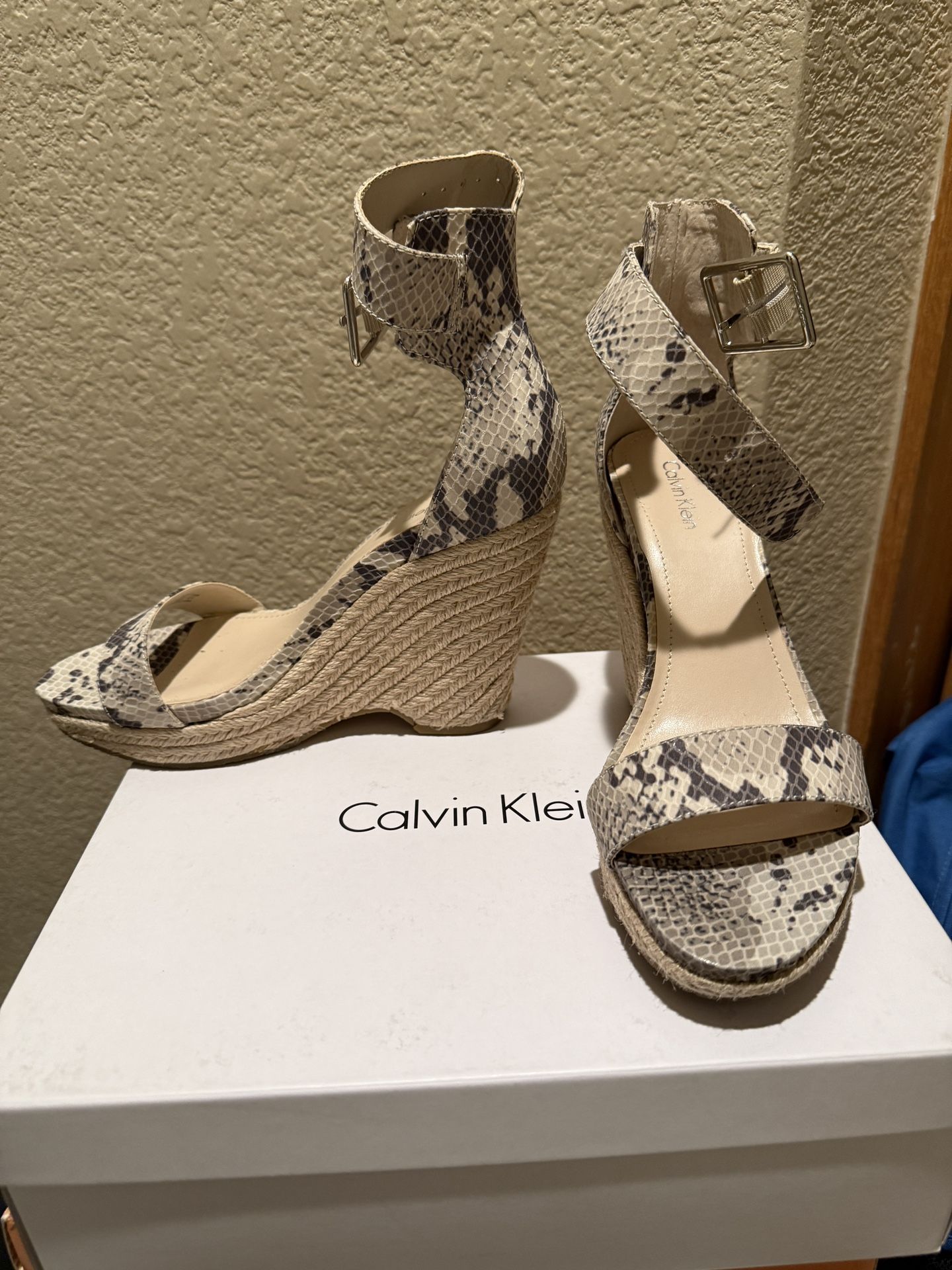 Calvin Klein Casual Shoes Size 8,5 Like New