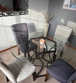 Round dining table