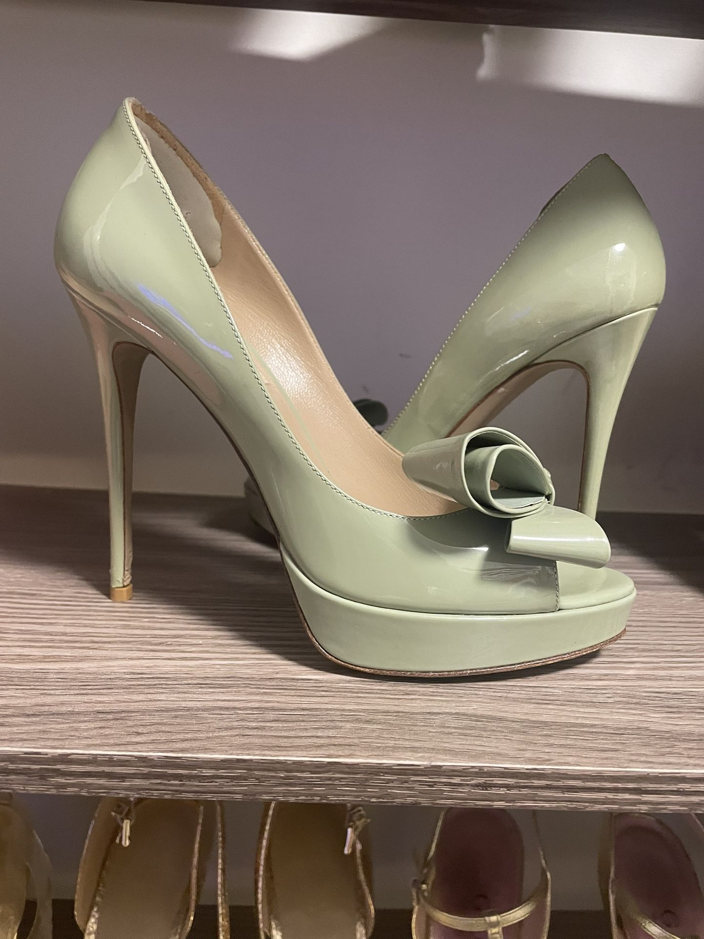 PRICED TO SELL Valentino bow Pumps avocado Green Size 7