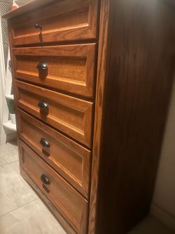 Beautiful Oak 5 Drawer Dresser