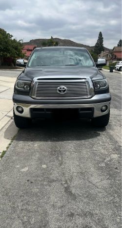Toyota tundra 2011 platinum