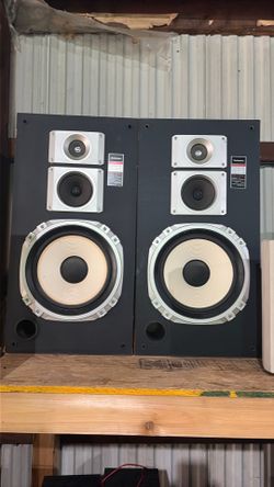 Several sets of vintage tower speakers