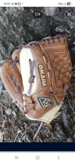 Louisville Slugger Left handed Thrower like Clayton Kershaw Baseball Glove. LOCATEDINGLENDORA.