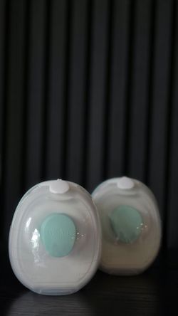 Willow Wearable Breast Pump + 2 sets of new parts