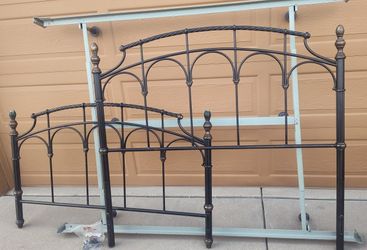 Queen Size Metal Bedframe 