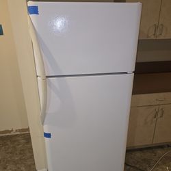 White Top-Freezer Refrigerator – $200 OBO – Needs Cleaning