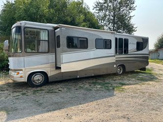 2004 Gulf Stream Sun Voyager 35k miles 2 slides