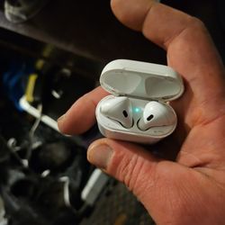 2nd Gen Apple  Airpods