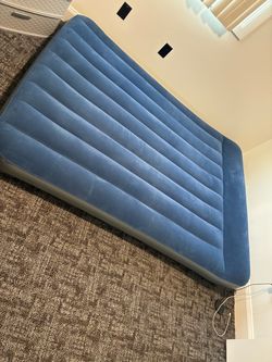 Queen size air mattress 12” w/built in air pump