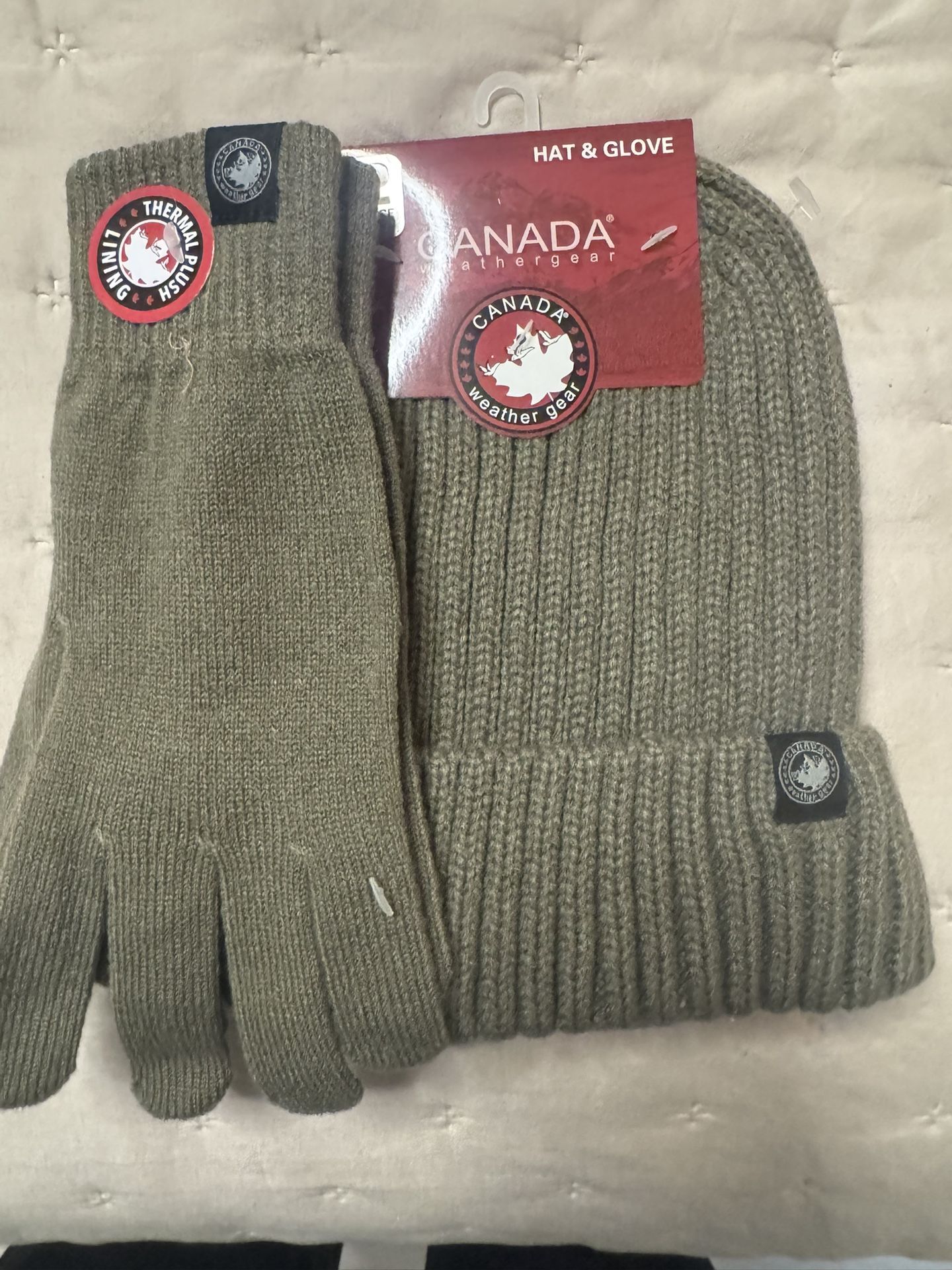 Canada Weather Gear 2PC Set Hat & Glove