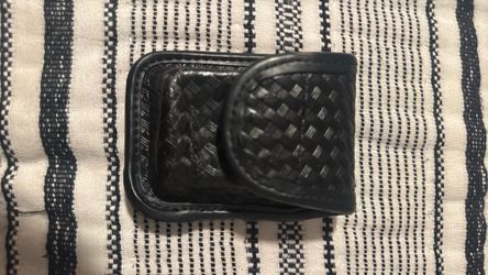 Basket weave glove pouch