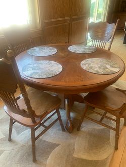 Comedor tiene 4 sillas en buenas condiciones $250.00