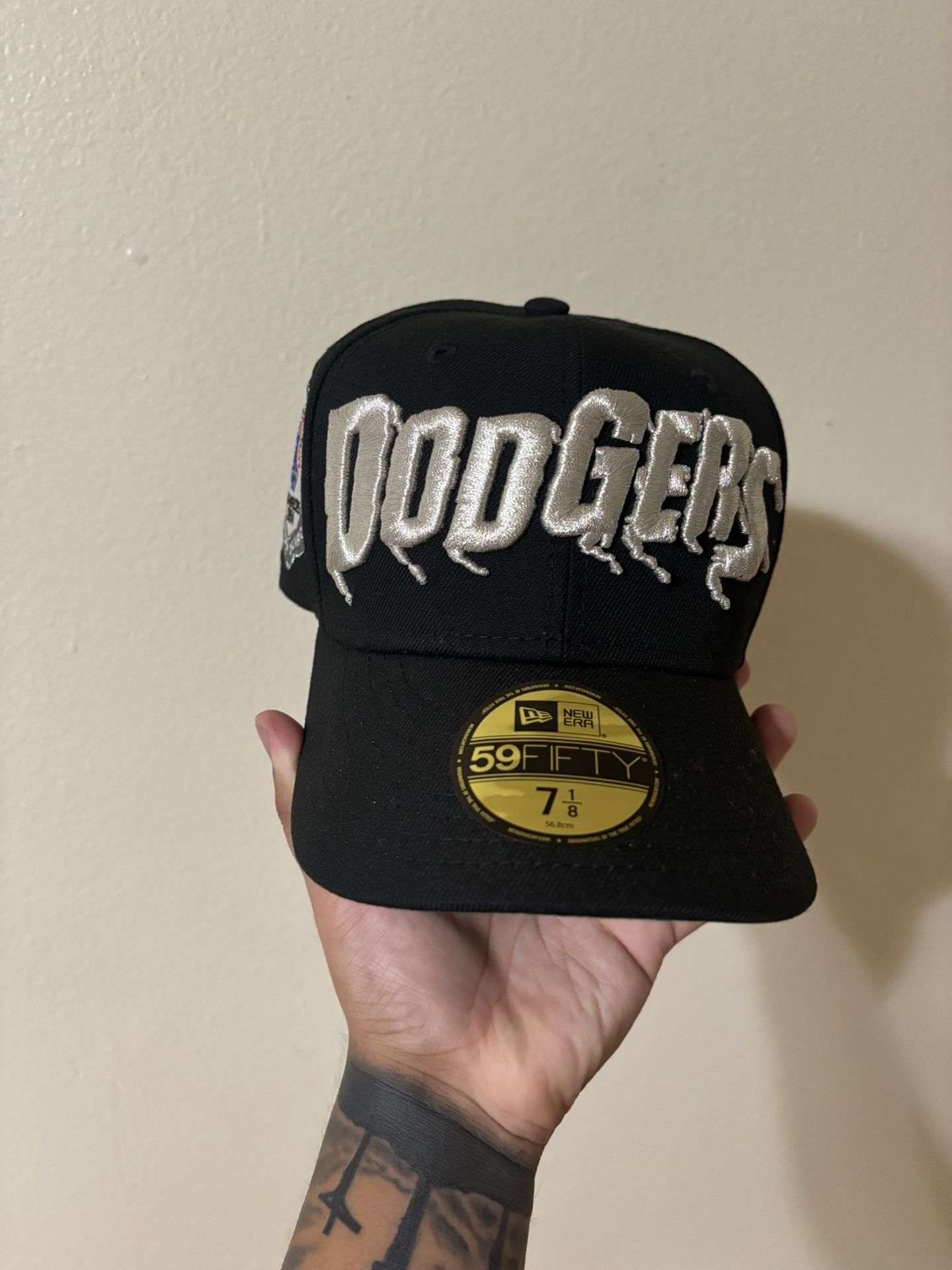 LA Dodgers Silver Graffiti script Fitted 💙🤍 Size 7 1/8