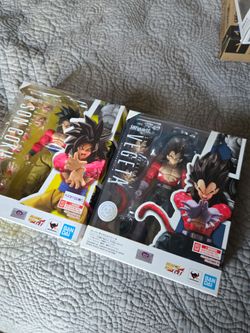 S.H. Figuarts Super Saiyan Four Vegeta & Goku