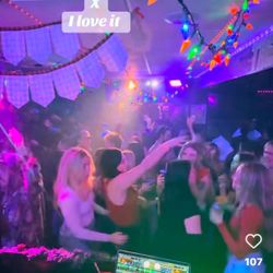 Audio E iluminación =disponible=_available