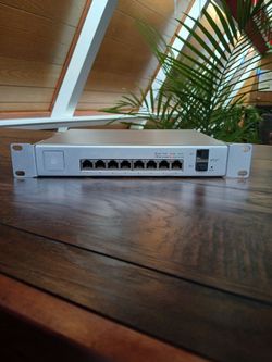 Ubiquiti UniFi Switch 8 150W (US-8-150W) Managed PoE+ Gigabit Switch w/ Rack Ears