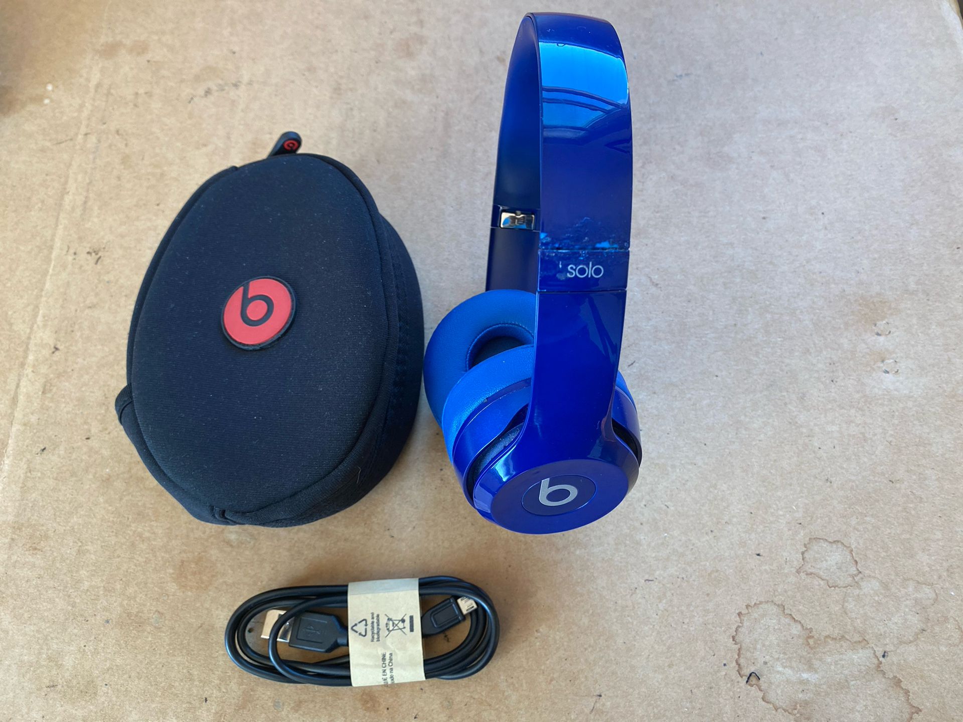 Beats Solo Wireless Headphones ( READ )