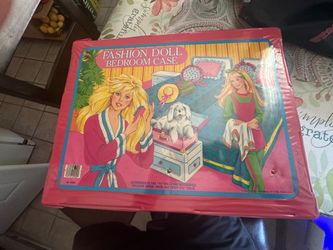 Vintage Fashion Doll Bedroom Case with 3 Barbies and 1 Ken Doll all Good Condition