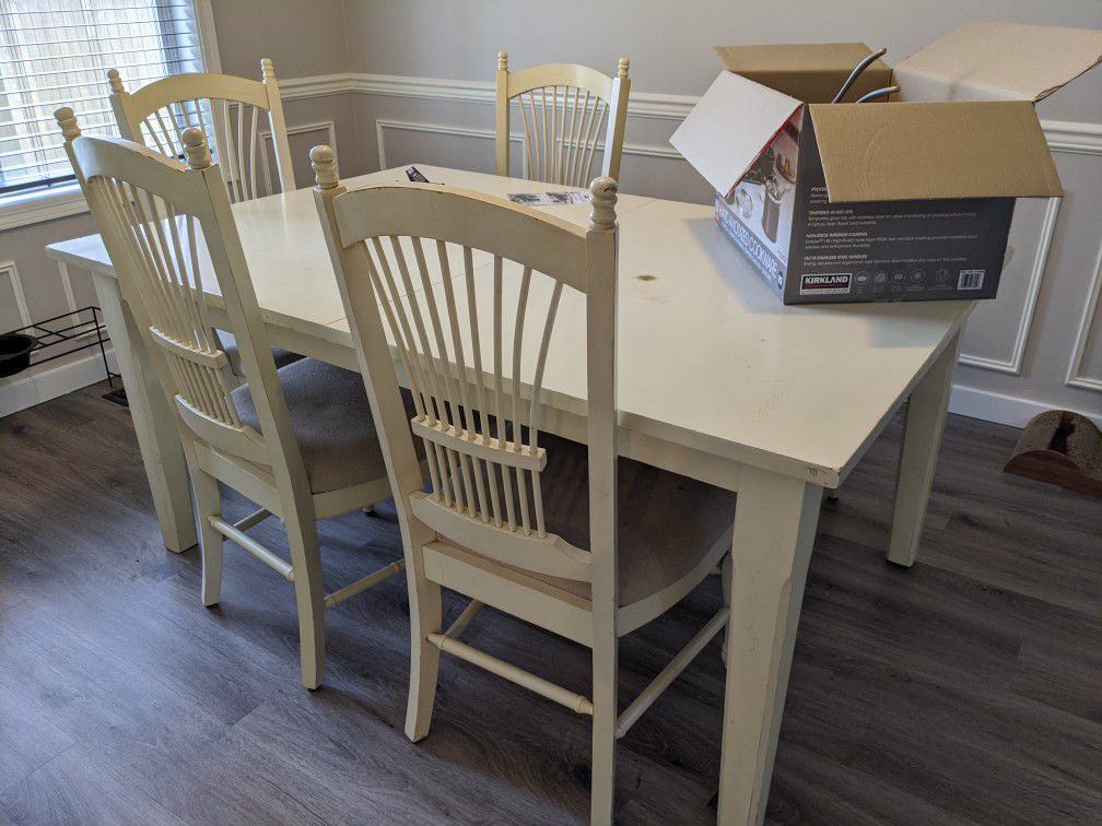 Kitchen table with 5 chairs and a leaf