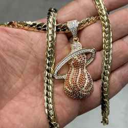 Prongs setting diamonds CZ stones  pendant and necklace 