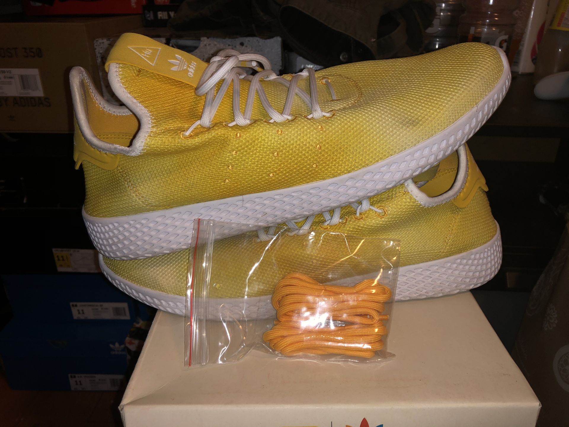 Pharrell tennis hu “yellow holi”