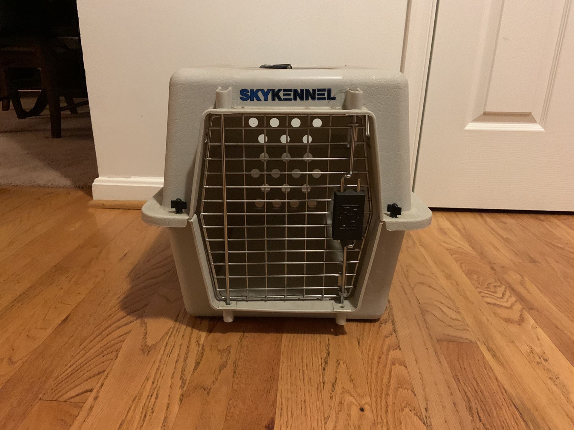 SkyKennel pet travel crate for pets size Small $20