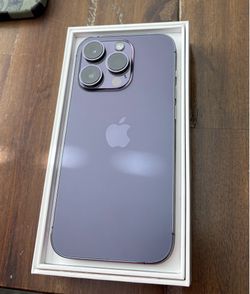 iPhone 14 Pro 128GB Deep Purple + 9 Cases + 8 Chargers + Original Box
