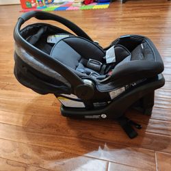 Graco Infant Car Seat - snugride 35 lite dlx - Very Lightly Used