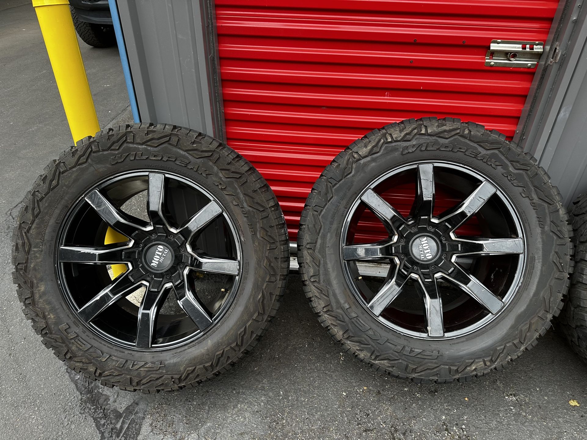 Moto Metal Wheels With 37s 8x170