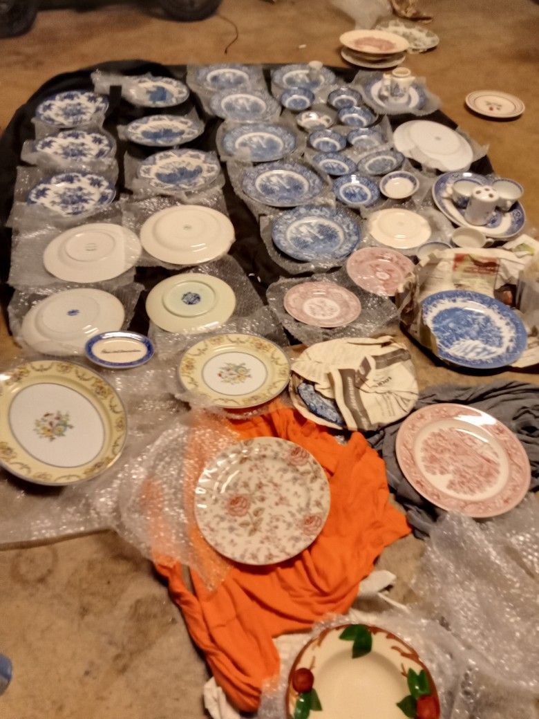 VINTAGE DINNER PLATES