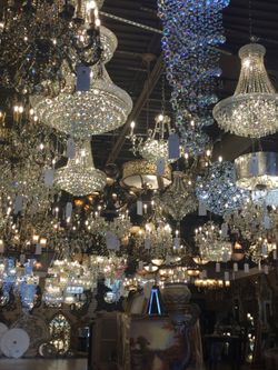 Lighting display sale (paintings, decor, mirrors, accessories)