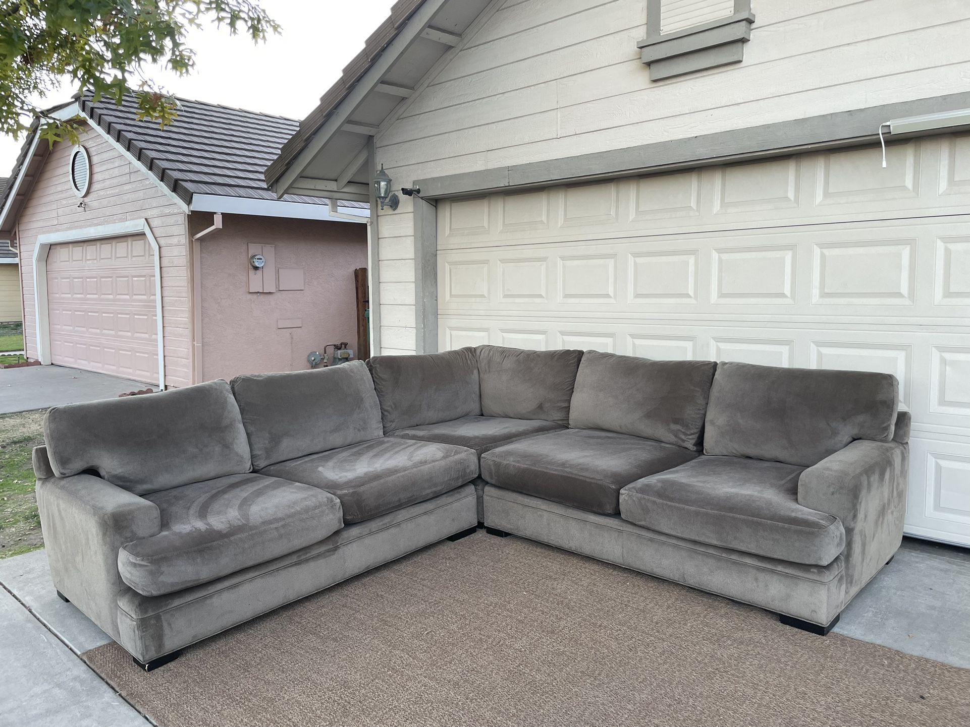 Cindy Crawford Fontaine Sectional