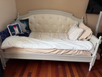 Pottery barn Tufted day bed