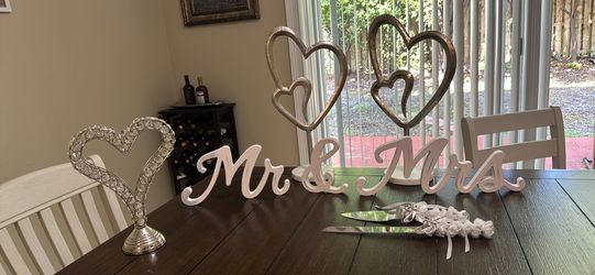 Mr & Mrs sign