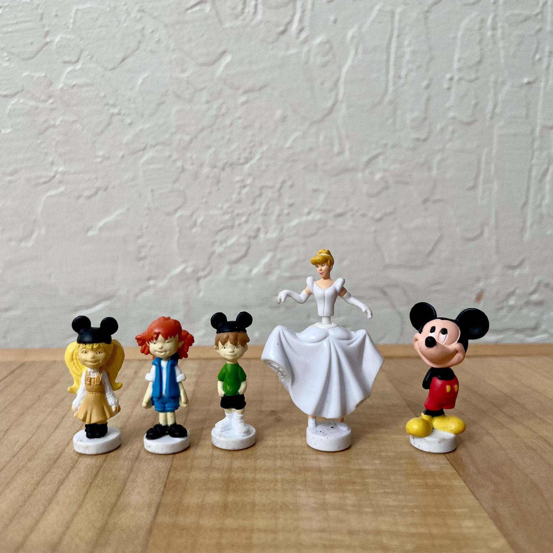 2002 Hasbro Polly Pocket Disney Park Keys to the Magic Kingdom Castle Figures