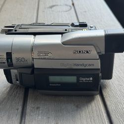 Sony Handycam DCR-TRV103 Digital-8 Camcorder