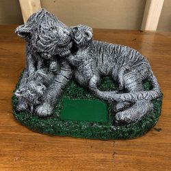 Tiger And her cubs Statue