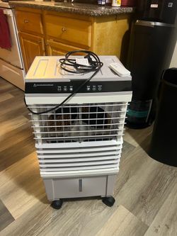 Portable evaporative air cooler