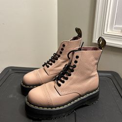 Dr Martens Jadon Platform Combat Boots  Pink Patent Leather Women’s Size ~ 7 In Excellent Condition Almost NEW