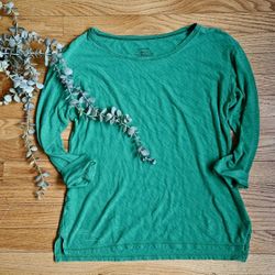 Patagonia green medium Necessity 3/4-Sleeved Shirt
Soft organic cotton Tencel lyocell blend has a smooth drape and a textured slub knit Scoop neckline