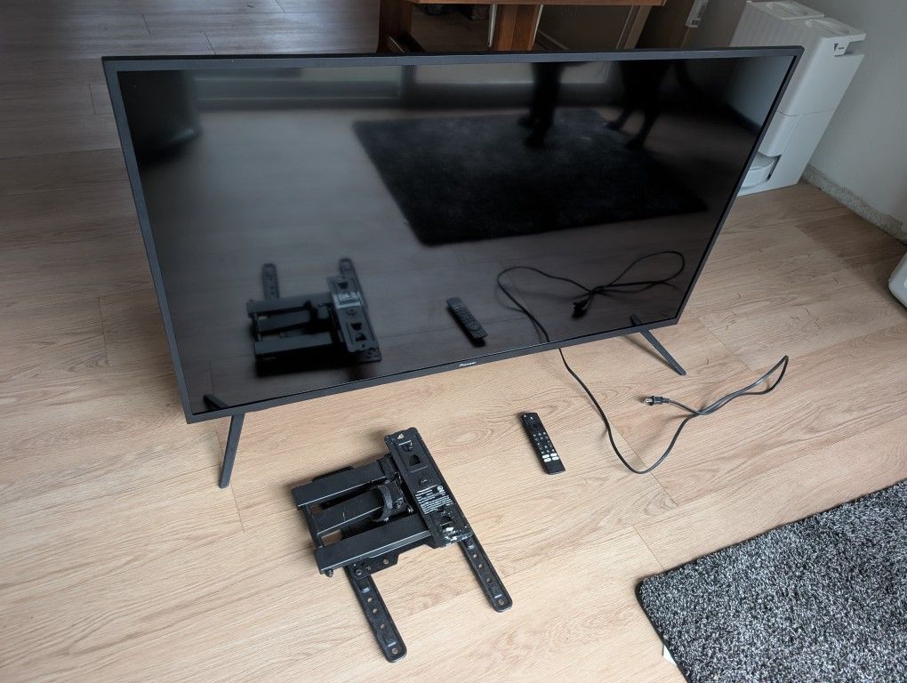 Like New! 50" Insignia 4K UHD Smart TV (2023 Model) with Wall Mount!