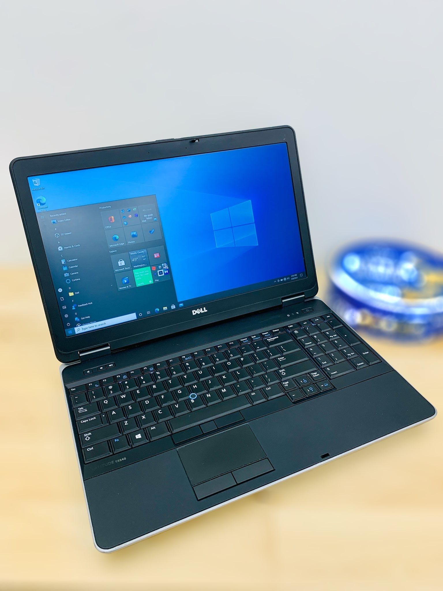 Dell i7 15.6” Full HD laptop / Windows 10 Pro / HDD 500GB / RAM 8GB / CD/DVD / Antivirus / Charger / Backlit keyboard
