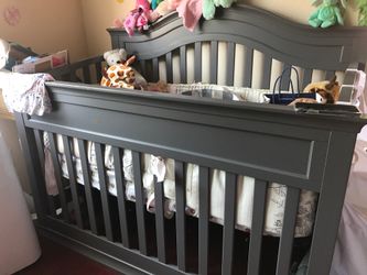 Crib with crib bedding $150
