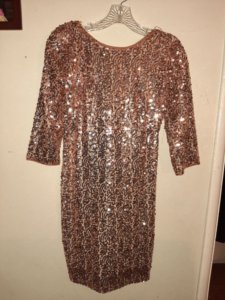 Gold Sequins Short Fitted Dress. Zipper Closure Back with a Low Cut. 3/4 Sleeves, Lining. Size Small (wore once)